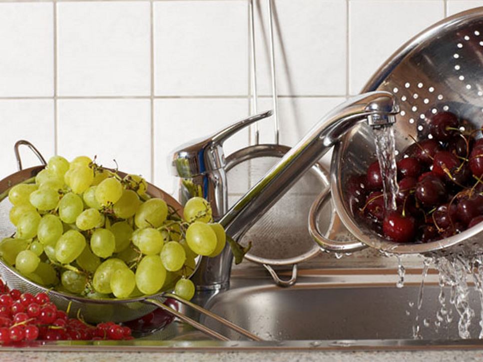 washing grapes