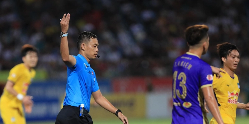 Luật Bóng Bật Vào Trọng Tài