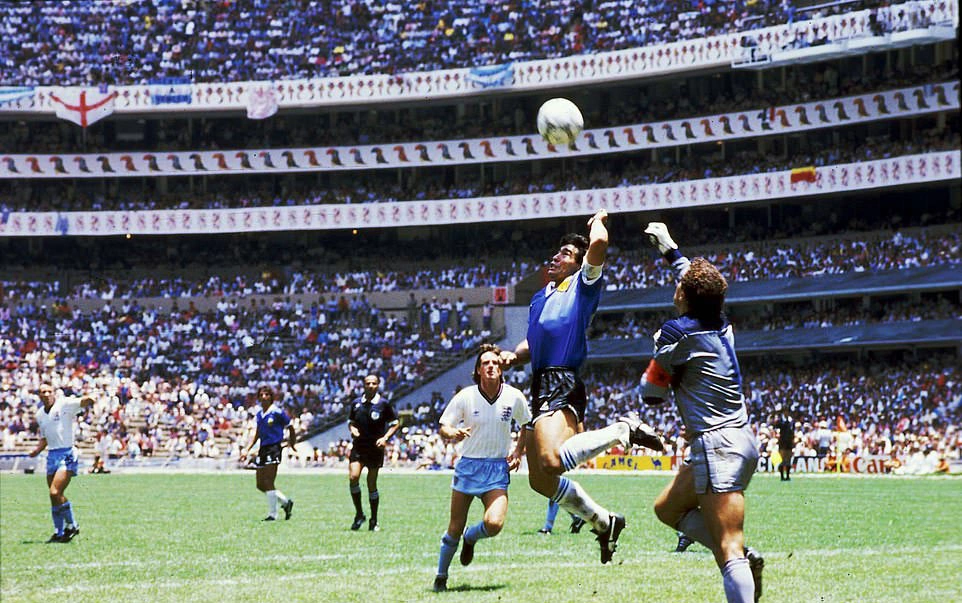 Những Quan Điểm Khác Nhau Về Bàn Thắng Bóng Đá Sai Luật Của Maradona